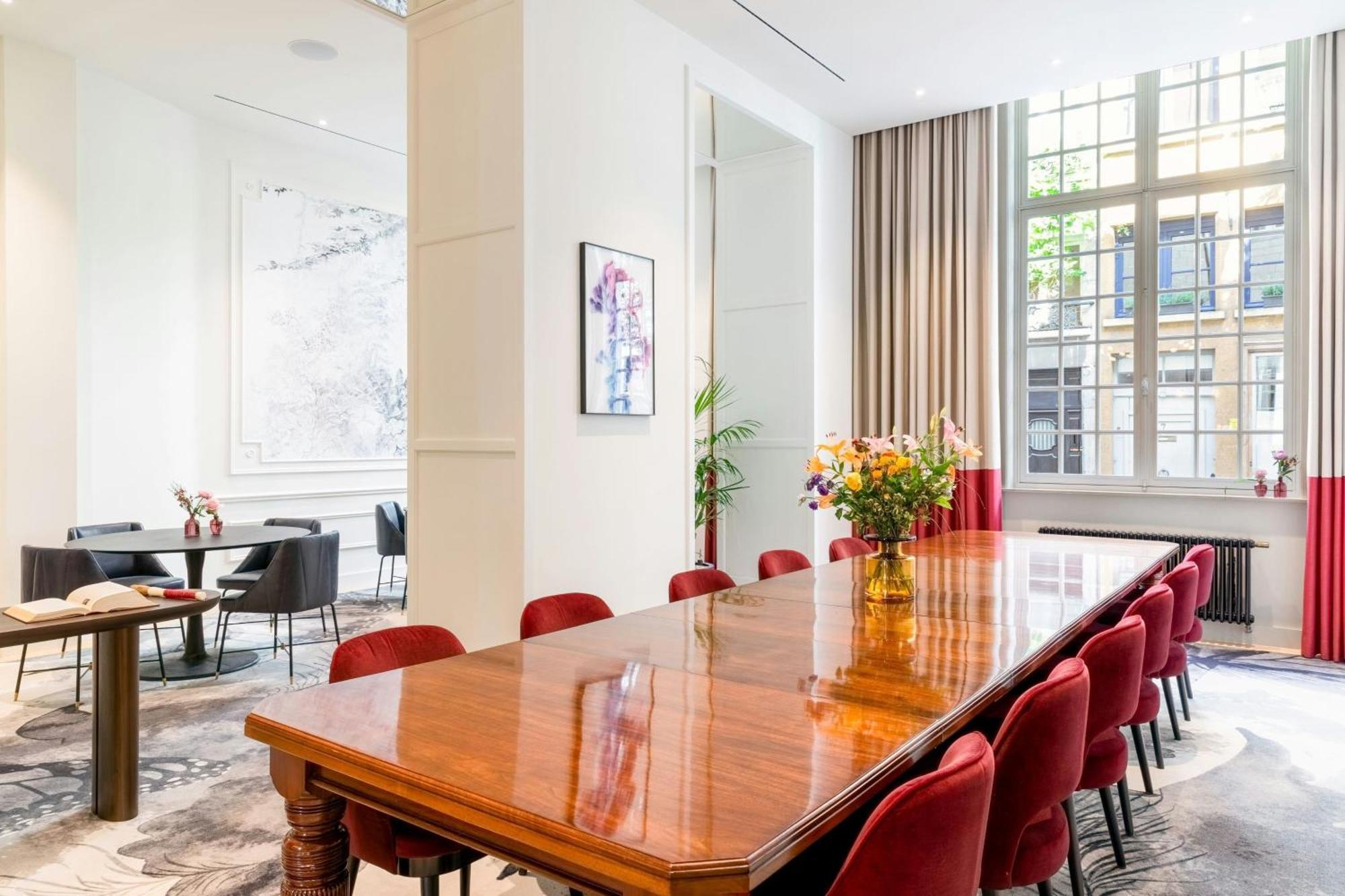 安特卫普蓝宝石之家傲途格精选酒店 外观 照片 The boardroom at the London headquarters